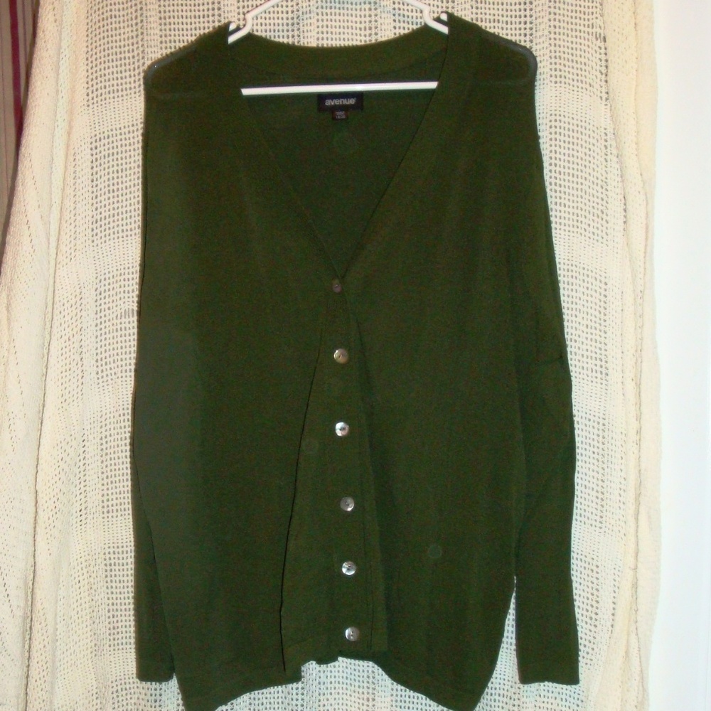 Avenue Woman's Cardigan. 18/20. Green